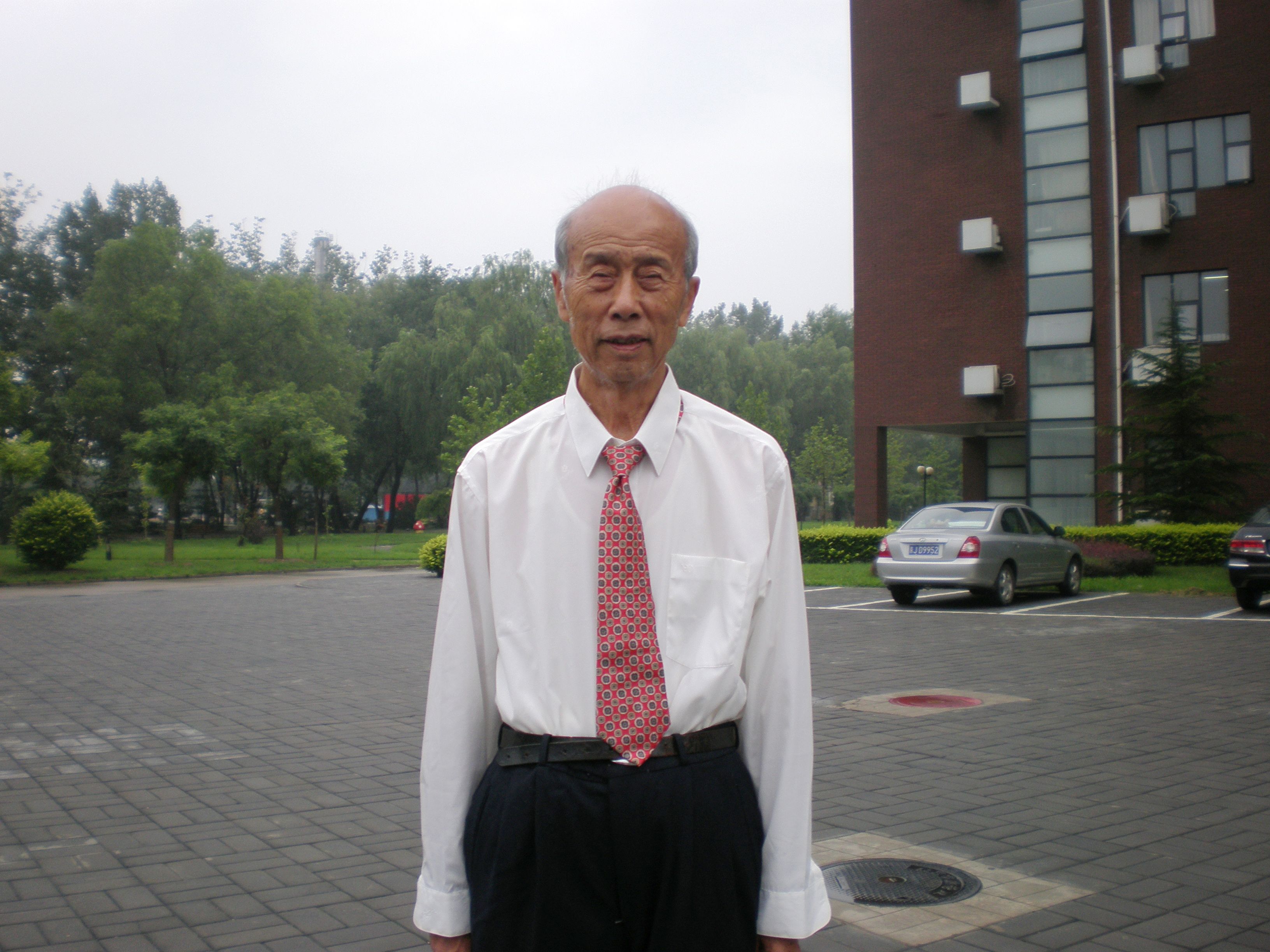 09年的楊老師，在電氣與電子工程學(xué)院
